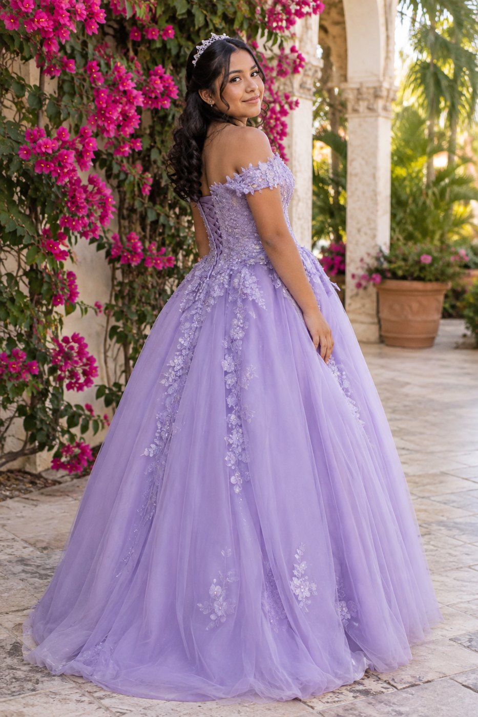 Idea de sesión artística con vestido lavanda y bugambilia